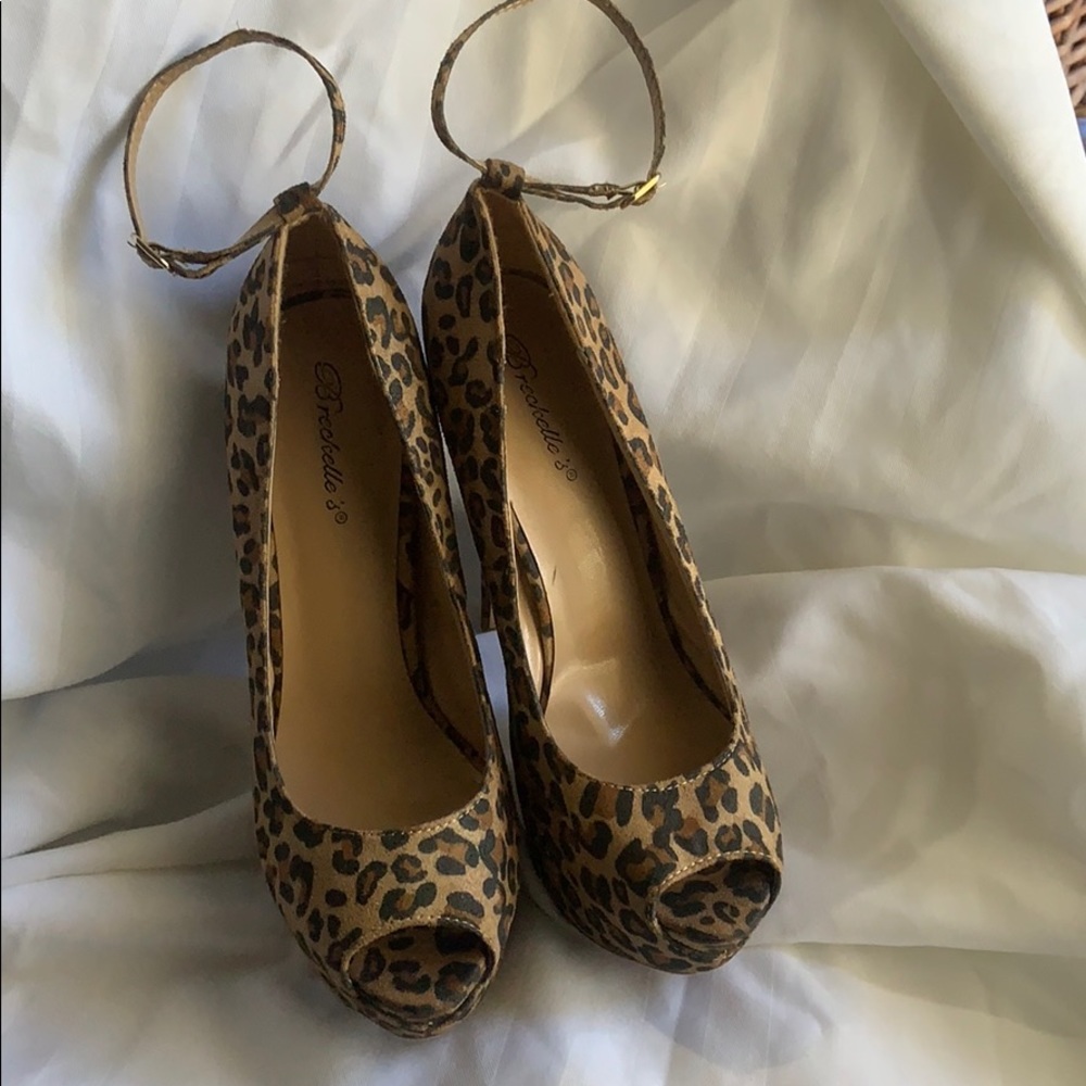 Breckelle’s faux suede 6 in leopard print heels